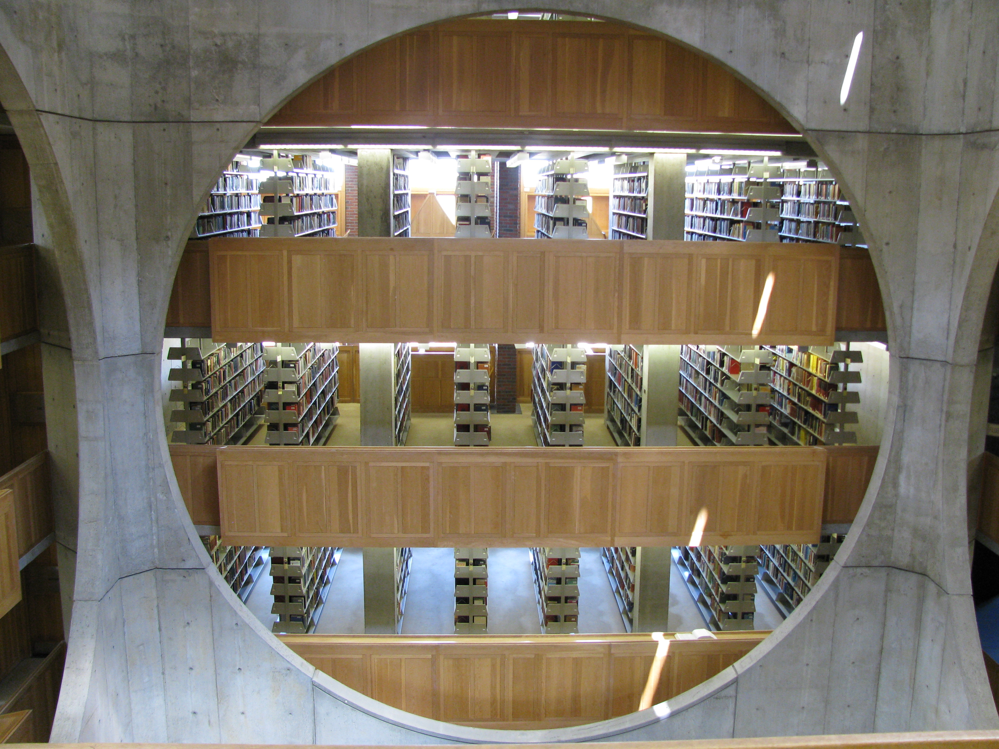 Exeter 图书馆——室内书架与阅读区